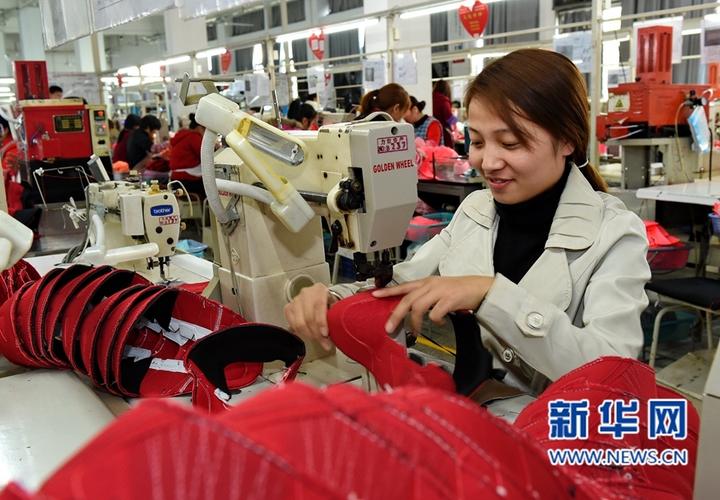 2月16日,莆田市力奴鞋业返岗的工人在生产运动鞋.