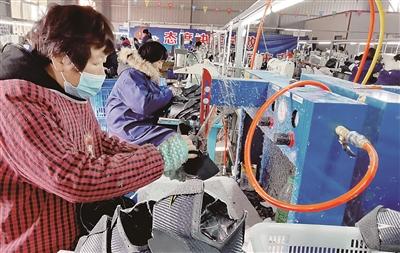 日前,在嵩县大章镇洛阳银利鞋业,生产线上一派繁忙景象,坝噜