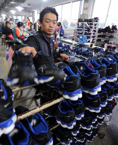 12月1日,浙江温岭市大溪镇一家鞋厂的工人正在生产外贸鞋.